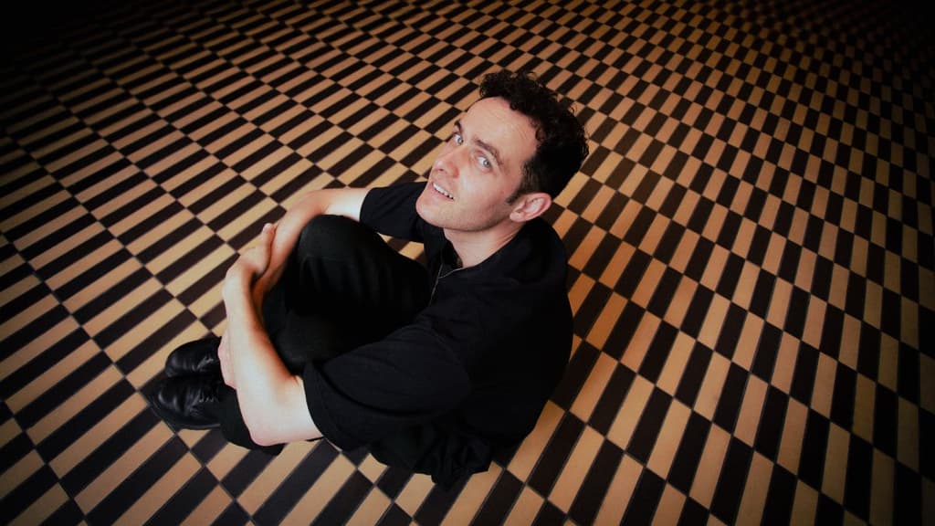 Retrato del cantante Jordan Rakei.