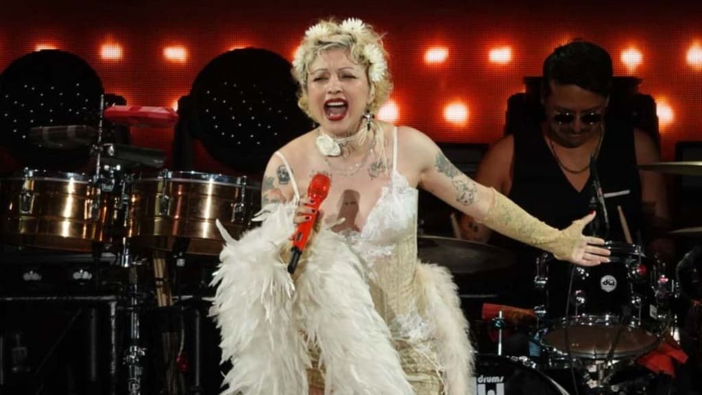 Mon Laferte vestida de blanco, cantando en su presentación del Vive Latino 2025.