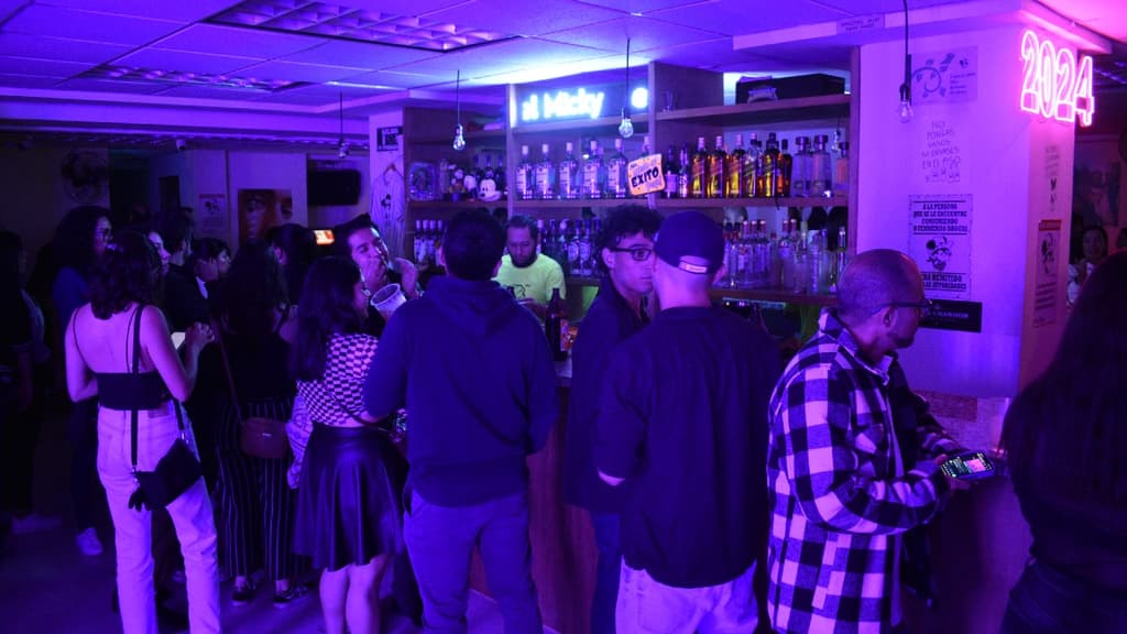 Baile, tragos y fiesta: Planes para disfrutar los bares de CDMX por $100 o menos