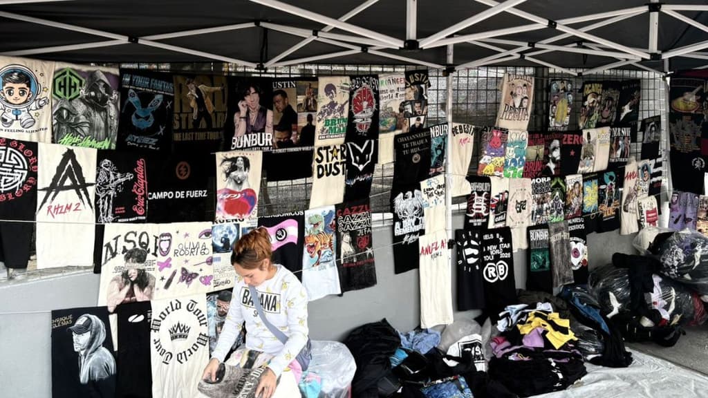 Hay variedad de merch para elegir, desde Dua Lipa hasta Christian Nodal.