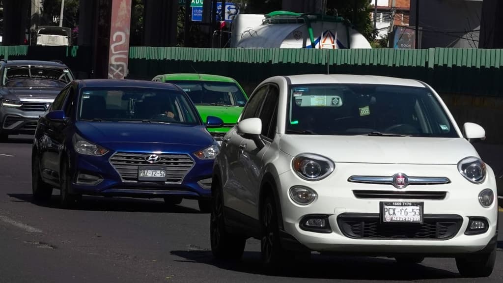 Vehículos circulan en Tlalnepantla