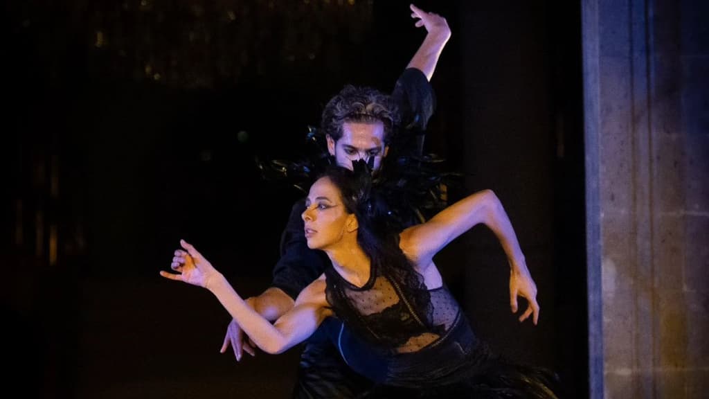 Bailarines de la puesta en escena El cisne negro.