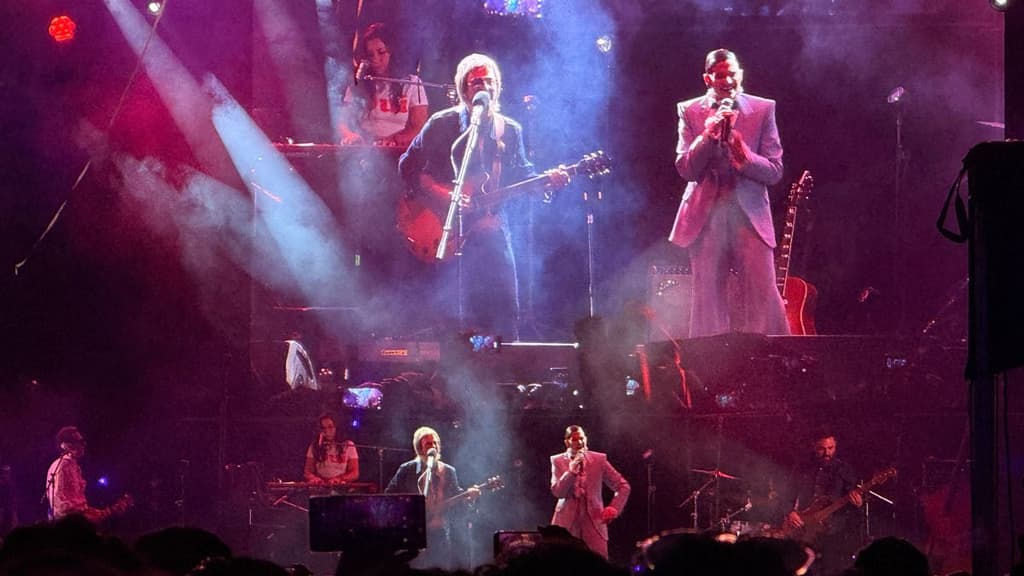 Chetes y Natalia Jiménez interpretan “Completamente” durante el Vive Latino 2026 en CDMX. | Foto: Liz Basaldúa 