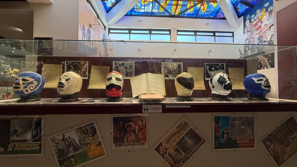 máscaras de luchadores exhibidas en el Museo de la Lucha Libre Mexicana en Tijuana
