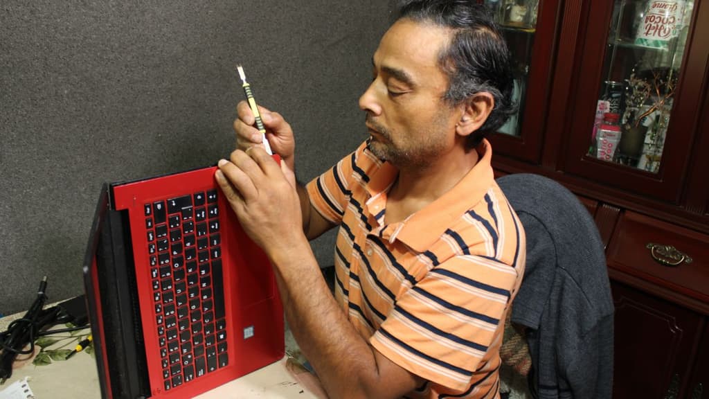 El profesor que “revive” computadoras para estudiantes de la UNAM