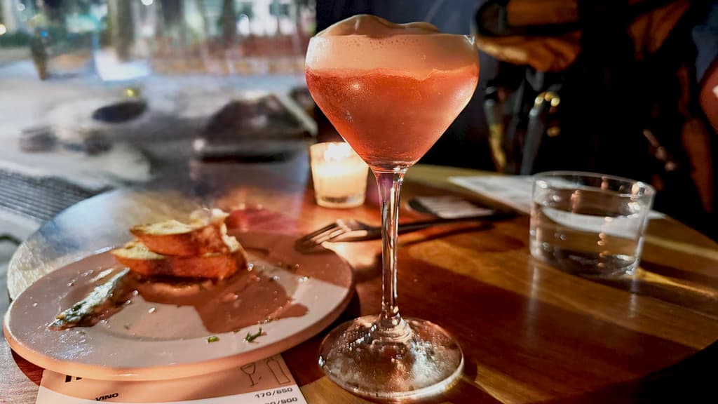 Música suave, tragos intensos y promos en cocteles en este bar