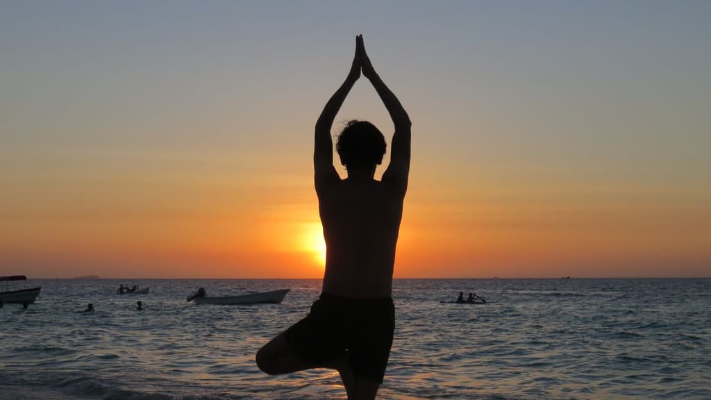 Clase masiva de yoga gratis en el Monumento a la Revolución este 21 de junio | Foto: Canva