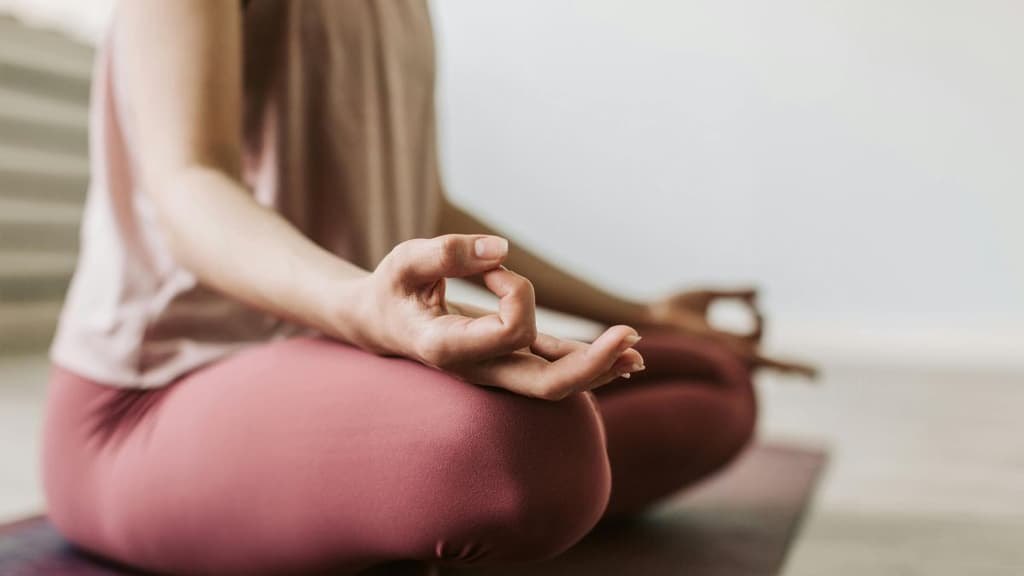 Clase masiva de yoga gratis en el Monumento a la Revolución este 21 de junio | Foto: Canva