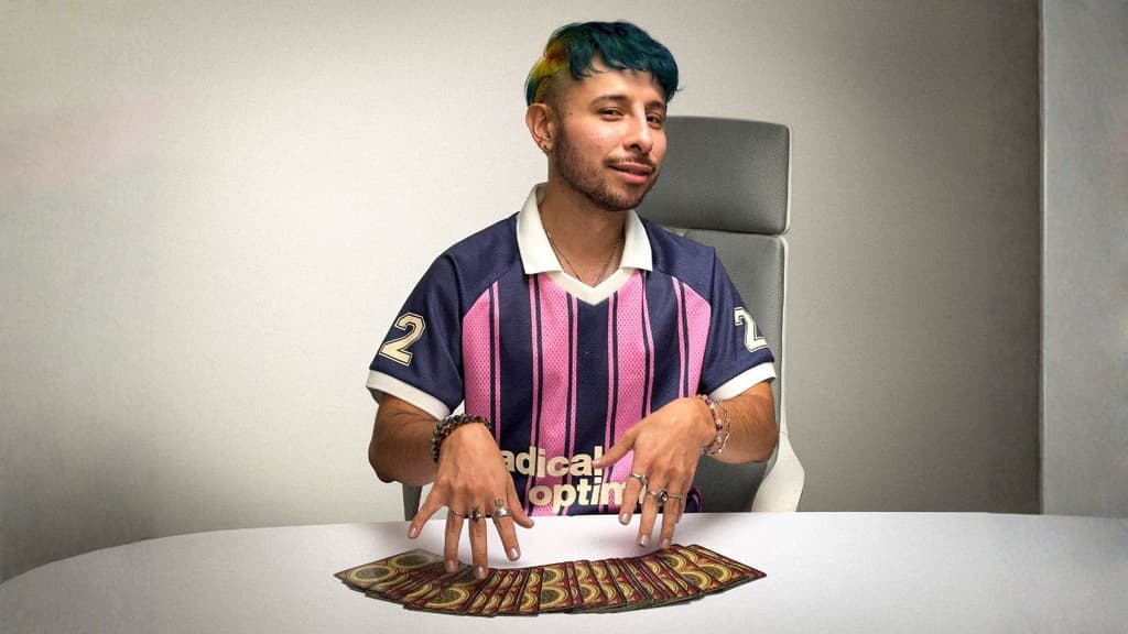 Mika Vidente con cartas del tarot