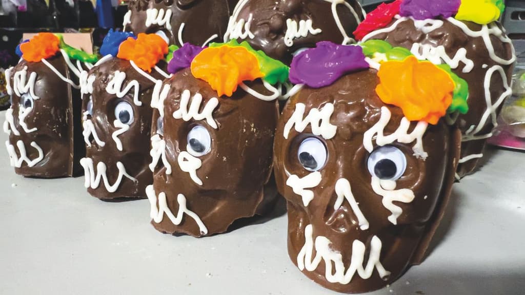 Calaveritas de chocolate: el dulce oficio que acompaña las ofrendas de Día de Muertos en la CDMX