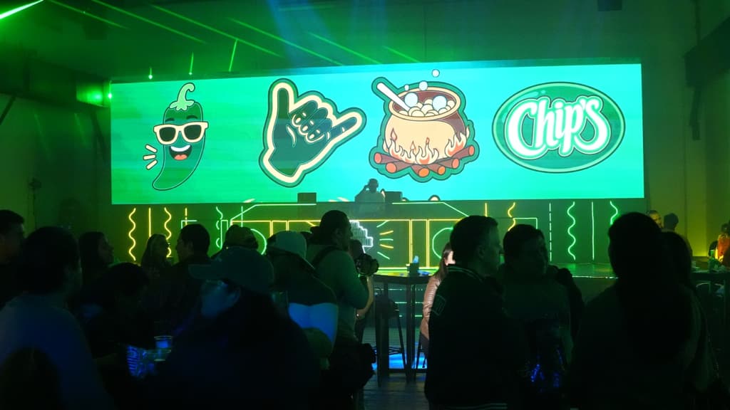 墨西哥国民零食Chip's Jalapeño庆35周年:机械斗牛、闪光派对与辣味狂欢全记录