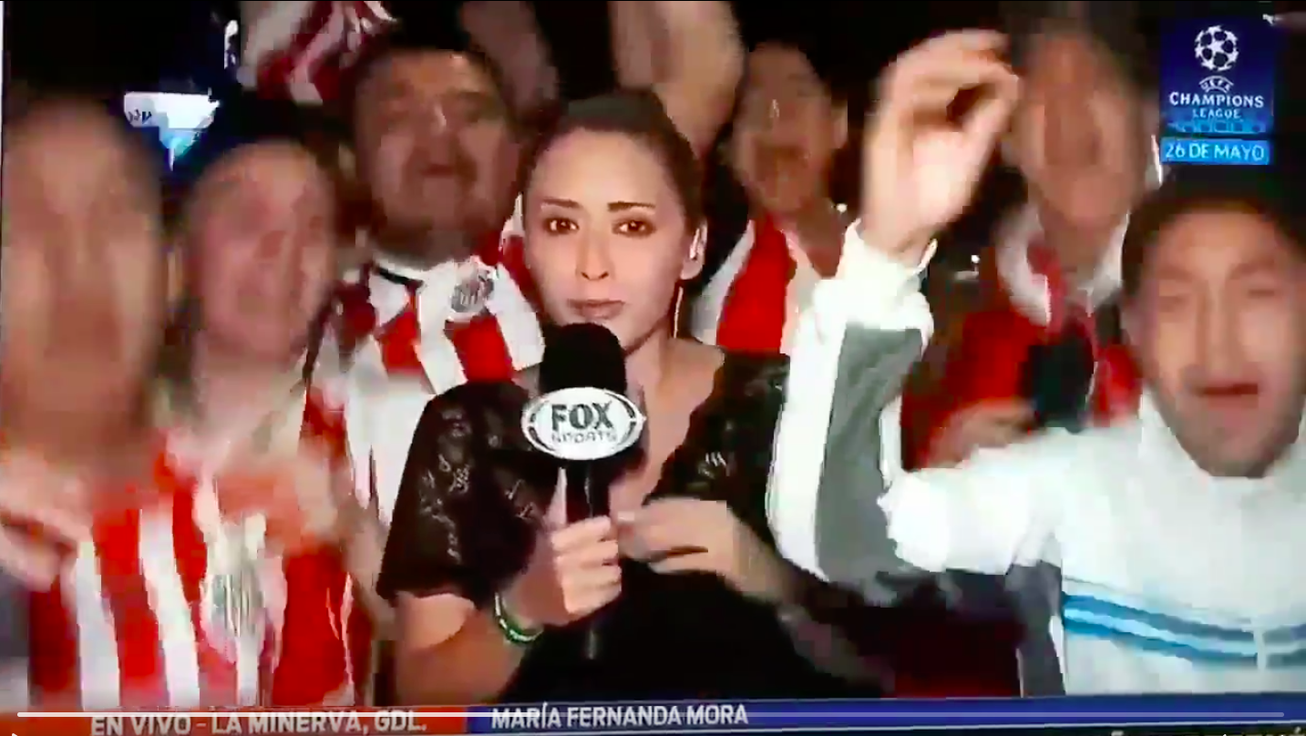 La reportera María Fernanda Mora sufrió de acoso en vivo: un grupo de aficionados tocó mientras realizaba su trabajo.