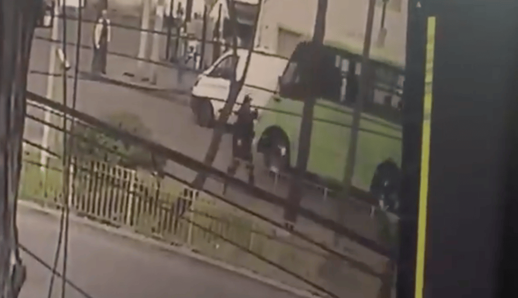 policía atropellado por asaltantes