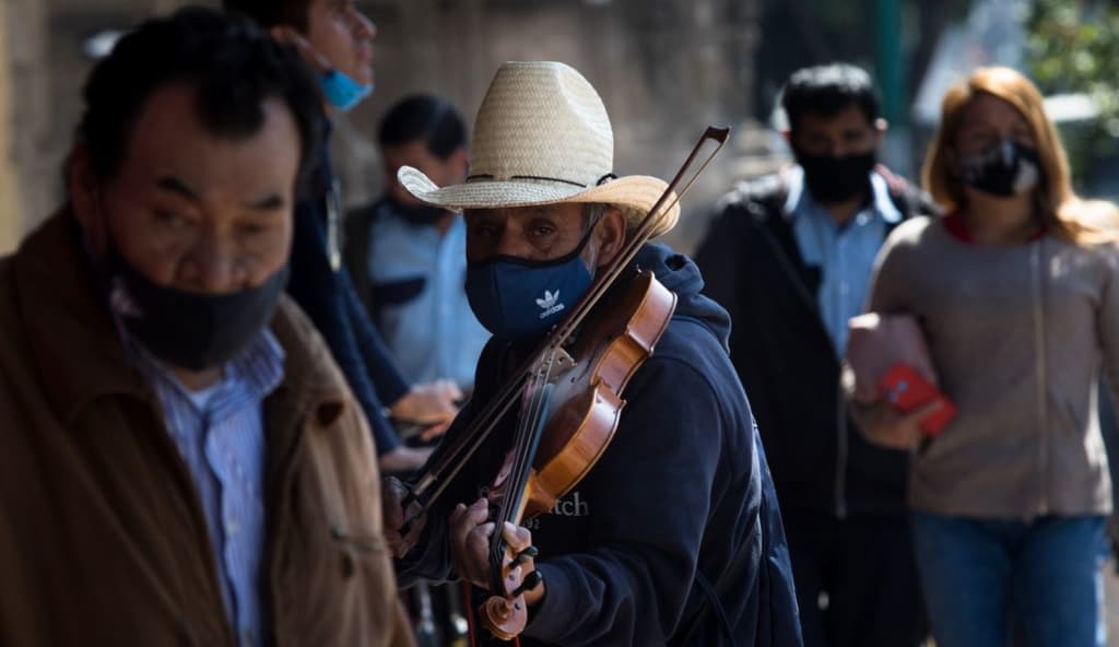 semáforo naranja con alerta en CDMX