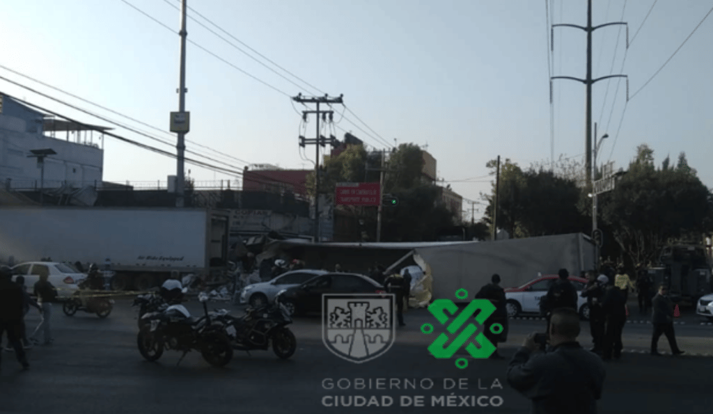 volcó tráiler en eje 4 sur