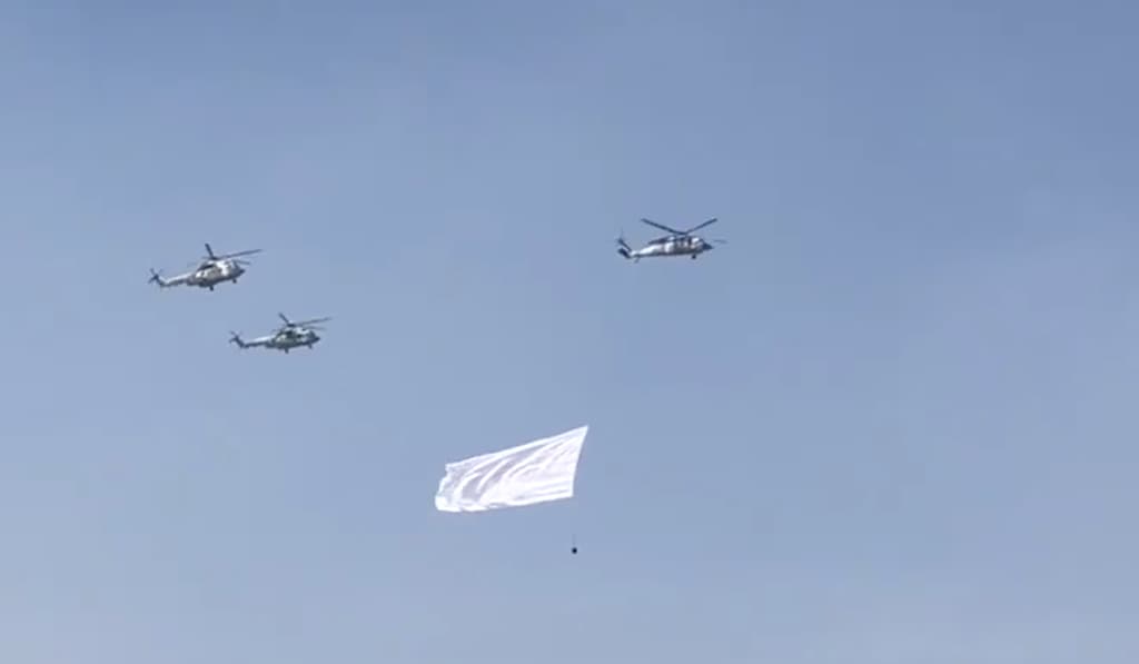 helicópteros militares sobrevolando