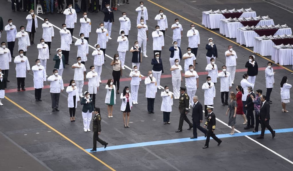 Personal-medico-condecorado-fila