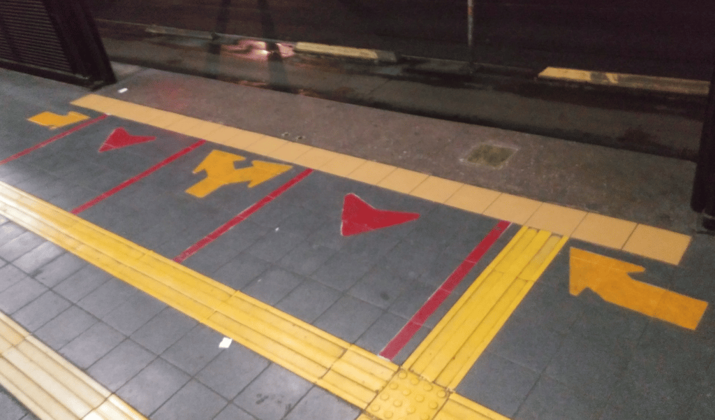 descenso en estaciones del Metrobús