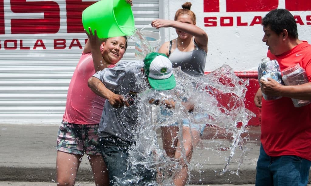 desperdiciar agua en sábado de gloria