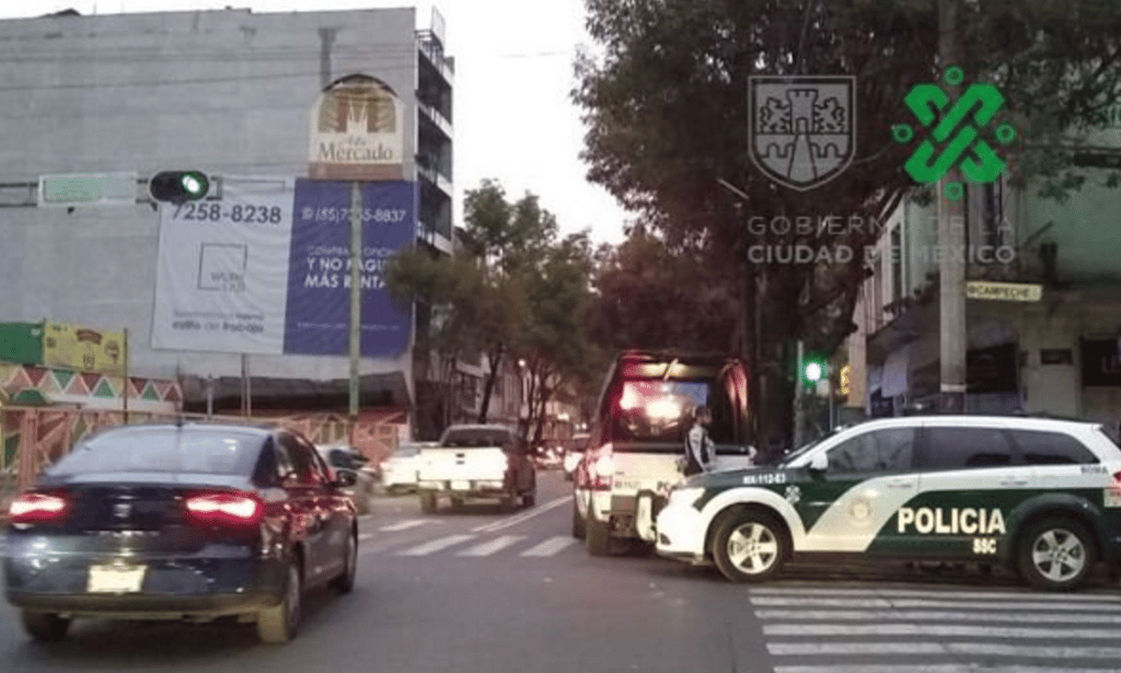 cadáver en una caseta telefónica