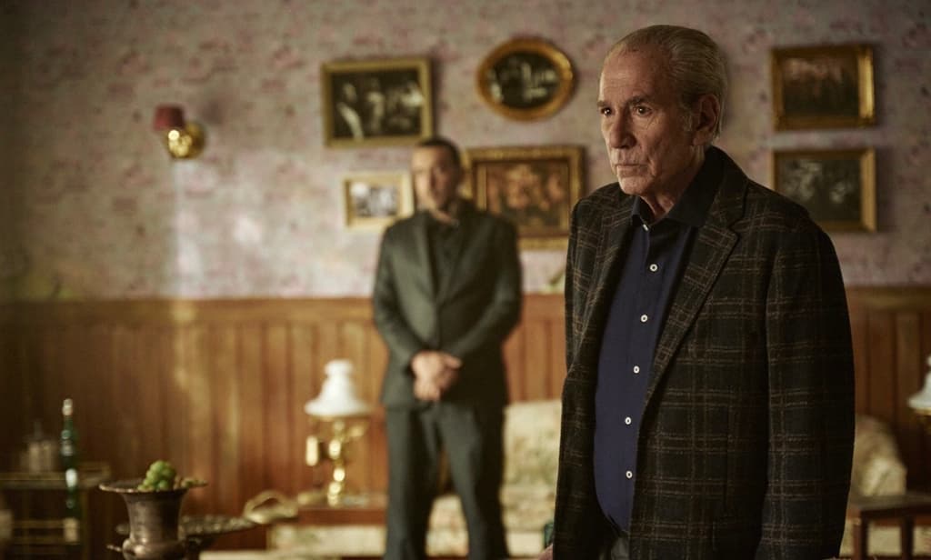 El actor Otto Sirgo en una escena de la nueva serie de Disney +.