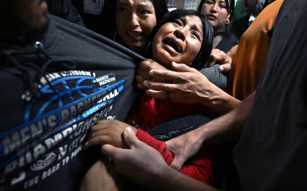 El llanto de dos niñas resume una historia que se repite todos los días. La imagen muestra el momento en que Luis, un migrante ecuatoriano, es detenido por agentes de ICE tras acudir a una audiencia migratoria en Nueva York. Foto: Carol Guzy / ZUMA Press.