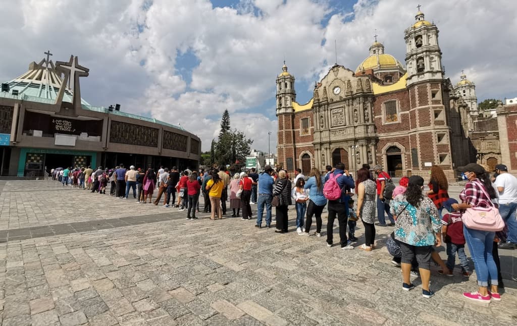 filas en la basílica de Guadalupe