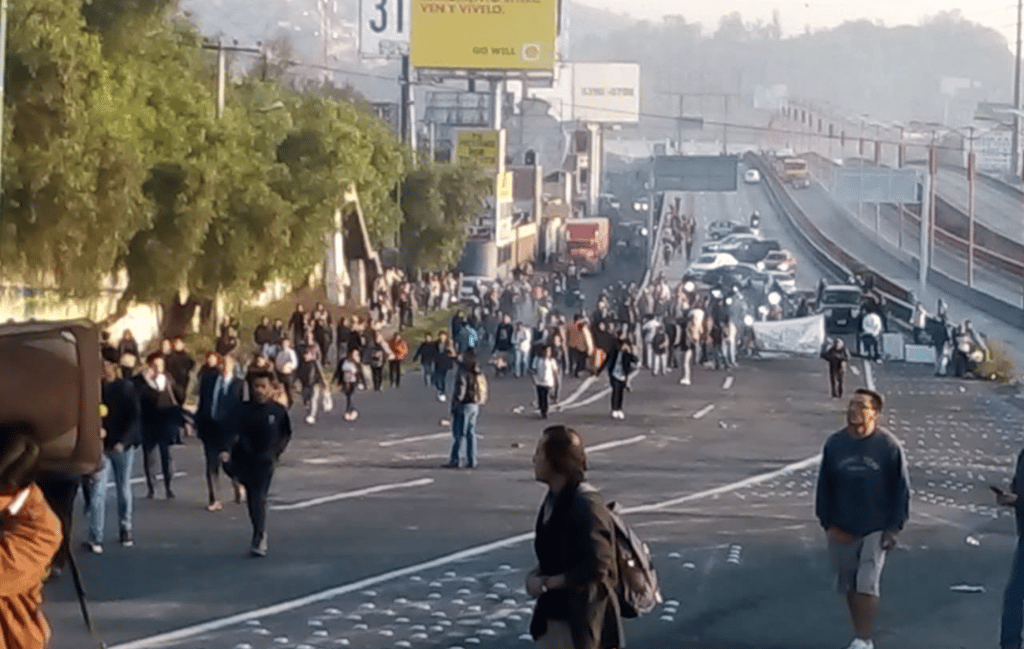 Durante más de ocho horas, pobladores del San Juanico Ixhuatepec mantienen un bloqueo en la autopista México-Pachuca, a la altura de la calle Francisco Macín
