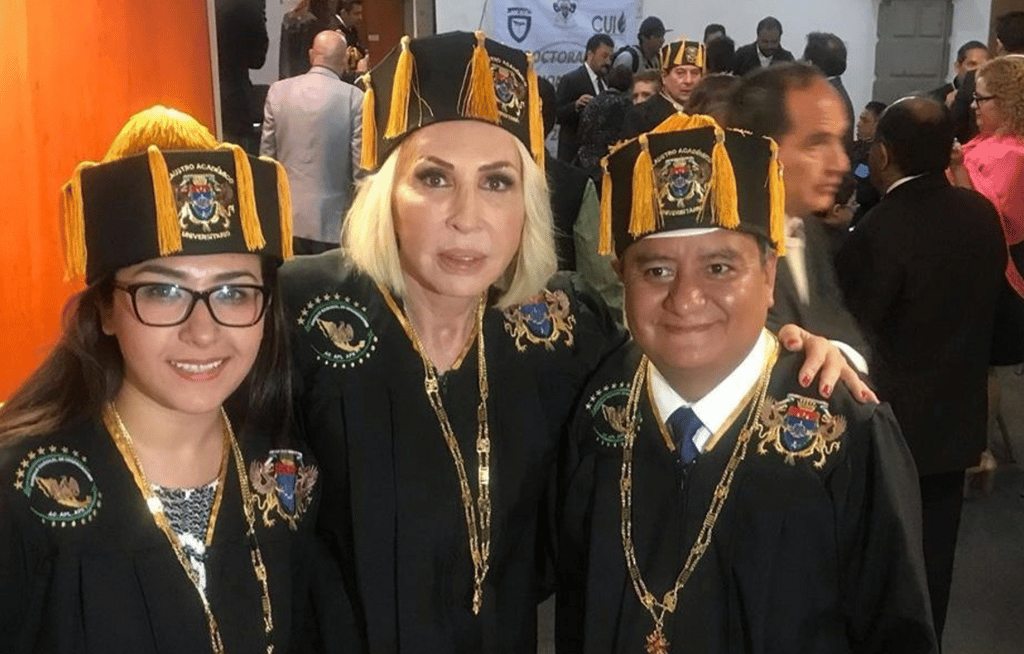 Laura Bozzo le dieron un doctorado