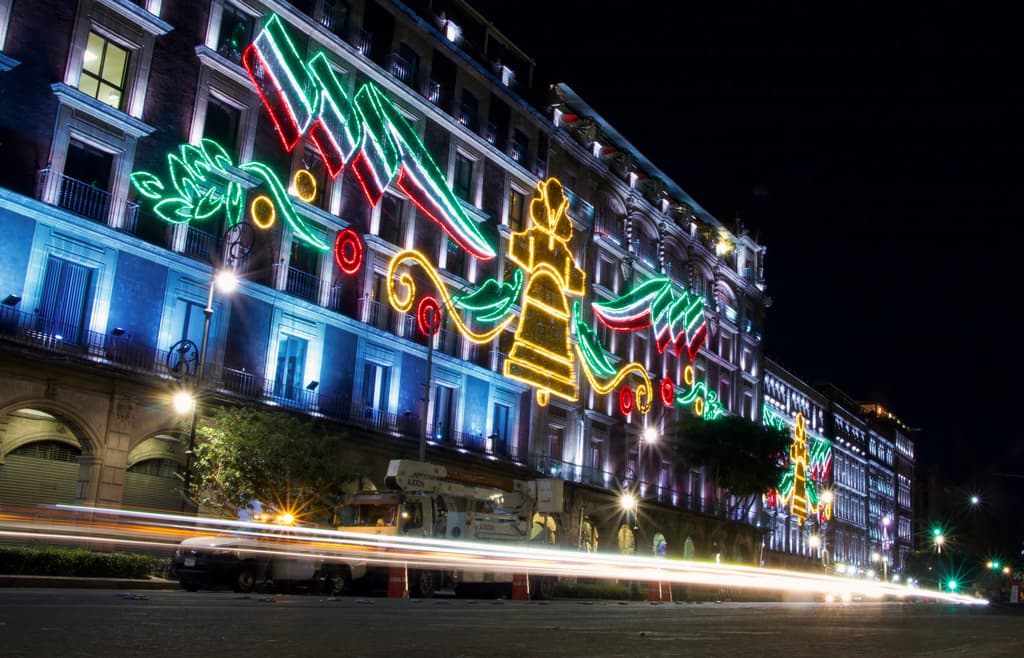 alumbrado patrio en el Zócalo
