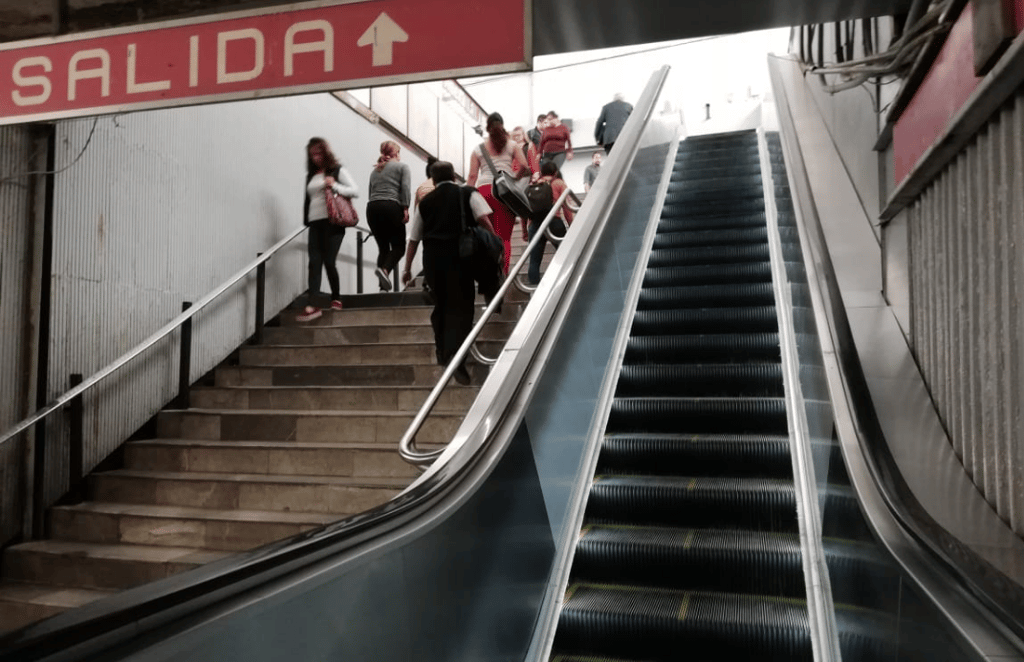 Metro estrenó escaleras eléctricas