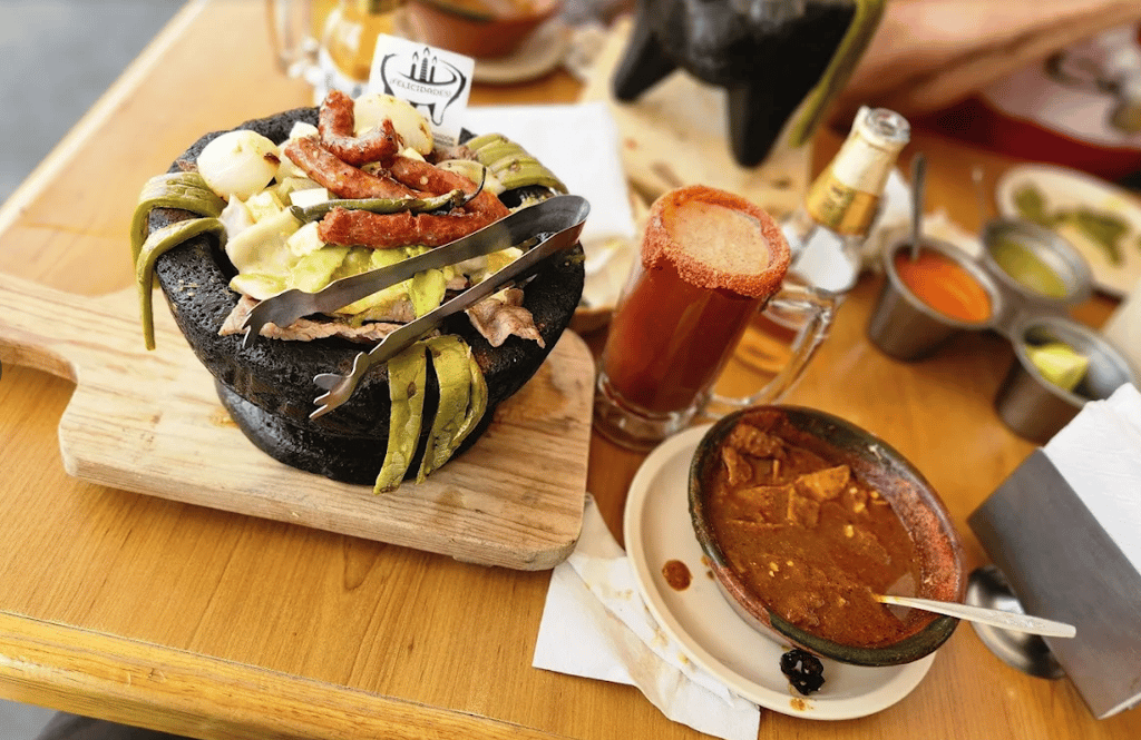La Mojarra Azteca, oferta de mariscos cerca del Estadio Banorte.