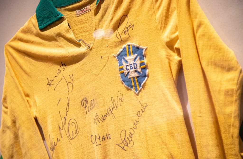 Uniformes históricos de selecciones nacionales en exposición de futbol en el Museo Franz Mayer. | Foto: Rafael Amed