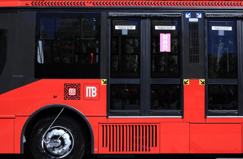 Metrobús estrena 18 camiones