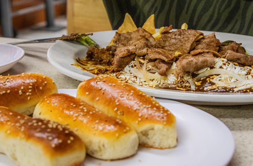 Desayuno tradicional en Café La Pagoda, uno de los restaurantes históricos del Centro Histórico de CDMX. | Foto: Rafael Amed