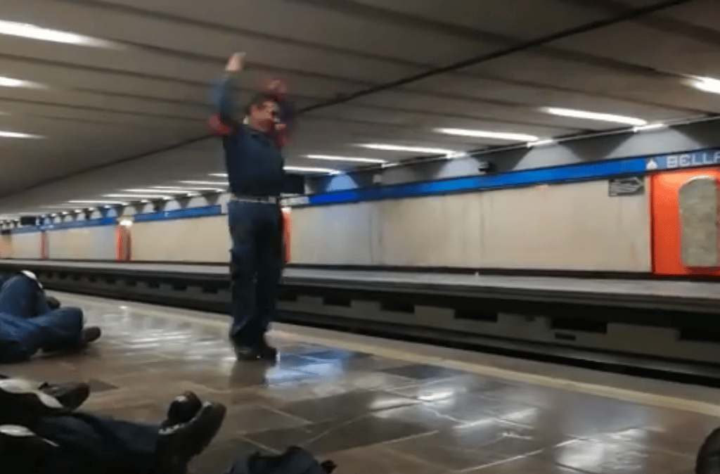 técnico del metro bailando