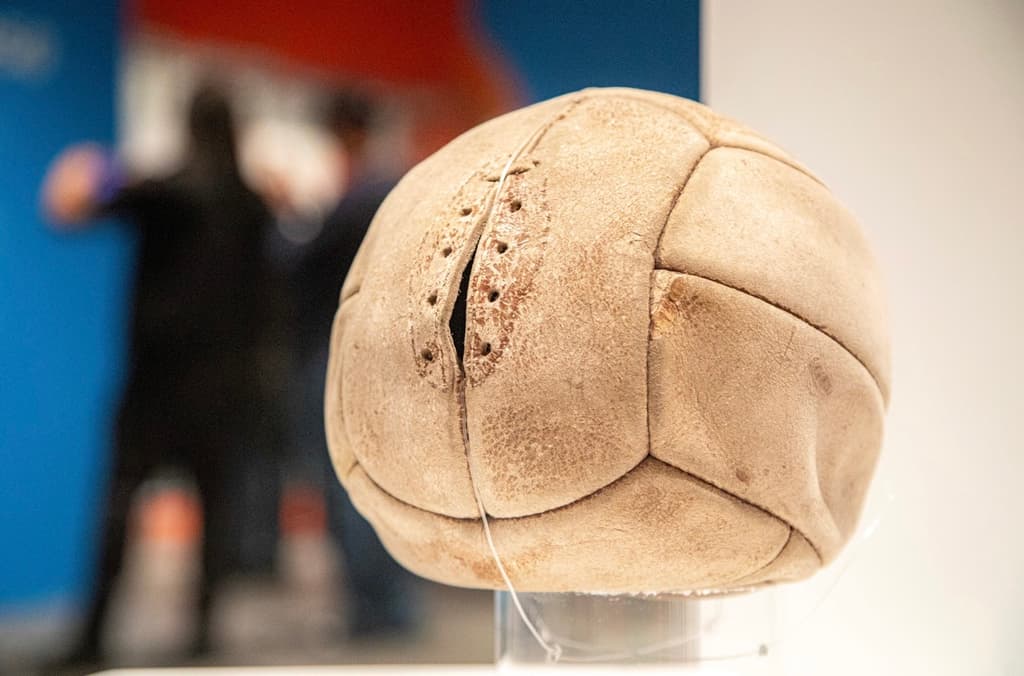 Balones y objetos icónicos de Copas del Mundo exhibidos en CDMX. | Foto: Rafael Amed