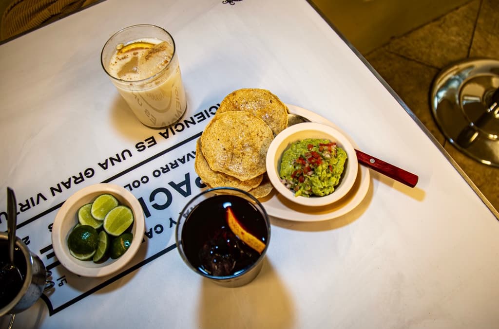 Menú de bebidas con precios en taquería Los Pacientes en CDMX. | Foto: Saraí Rosas 