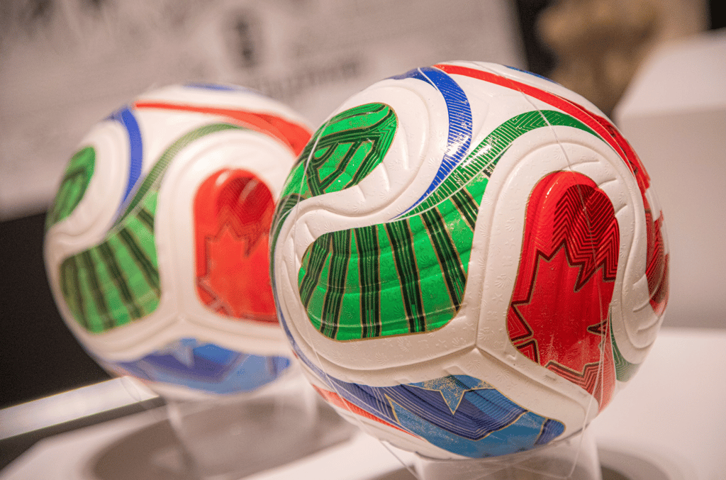 Uniformes históricos de selecciones nacionales en exposición de futbol en el Museo Franz Mayer. | Foto: Rafael Amed