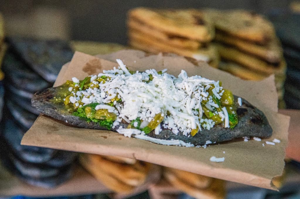 Mercado de Xochimilco, una parada obligada para desayunar tlacoyos | Foto: Rafael Amed
