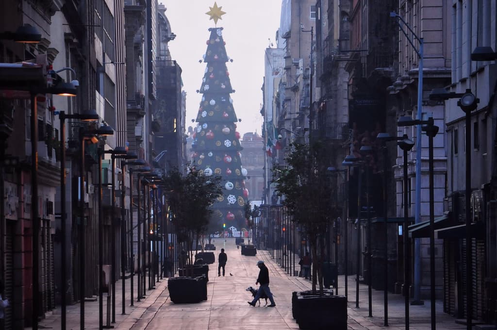 El frío favorece la concentración de contaminantes en el aire debido al fenómeno de inversión térmica.