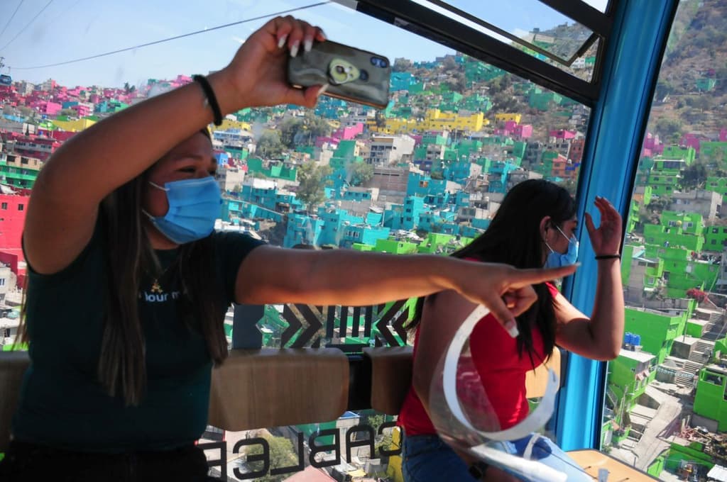 baile en una cabina del cablebus