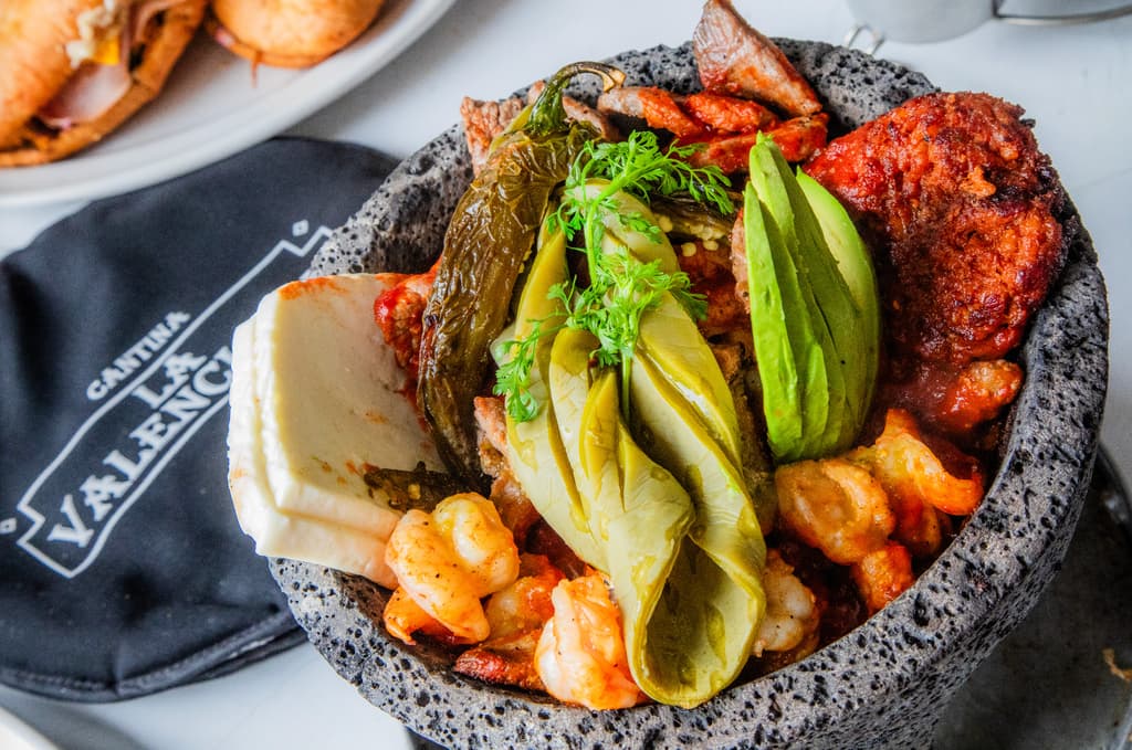 Molcajete tradicional servido en Cantina La Valenciana de la colonia Narvarte. | Foto: Rafael Amed
