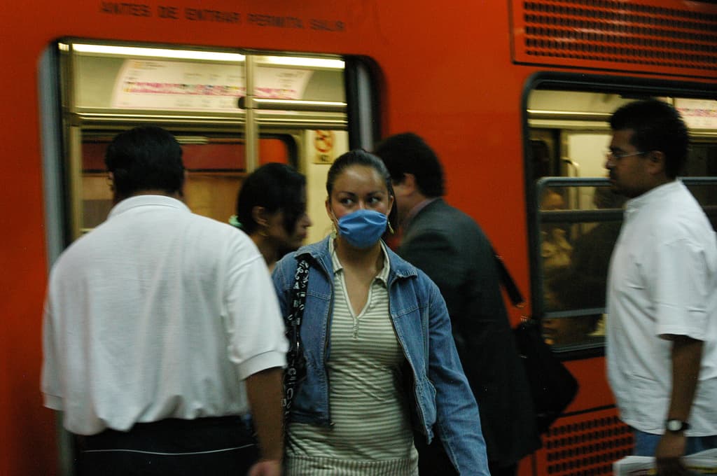 Las bacterias en el Metro de la CDMX se transportan a través de las millones de personas que usan las líneas a diario.