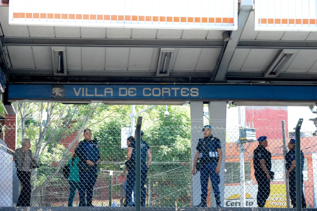 investigacion de policias en el Metro