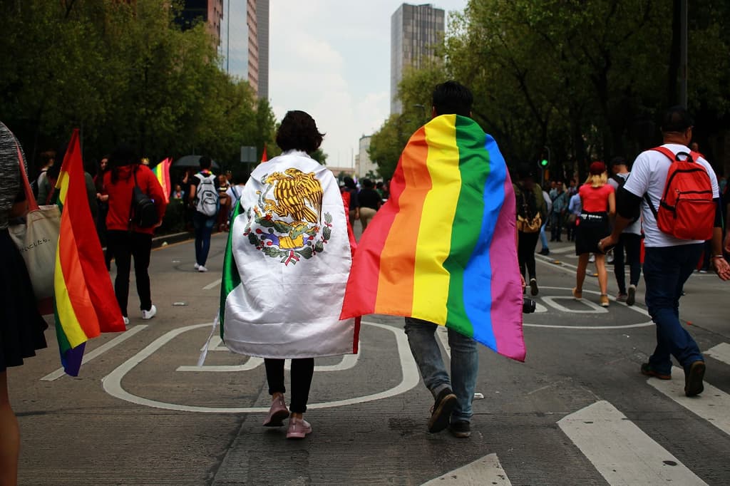 La marcha LGBT y los festejos del Tri se cruzaron en varios puntos de la CDMX; la SSP no registró actos de violencia.