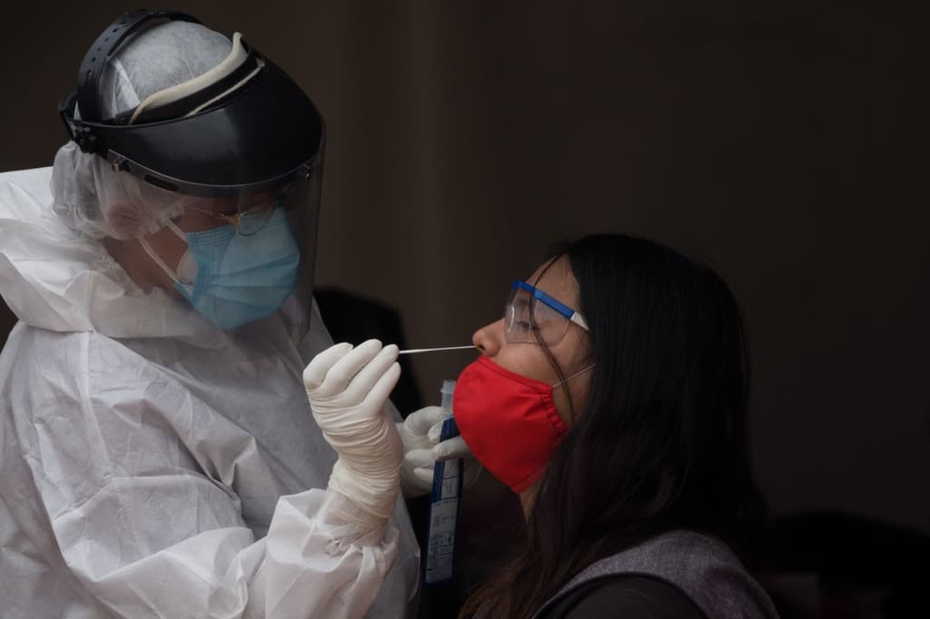 aumentan casos de covid en jóvenes