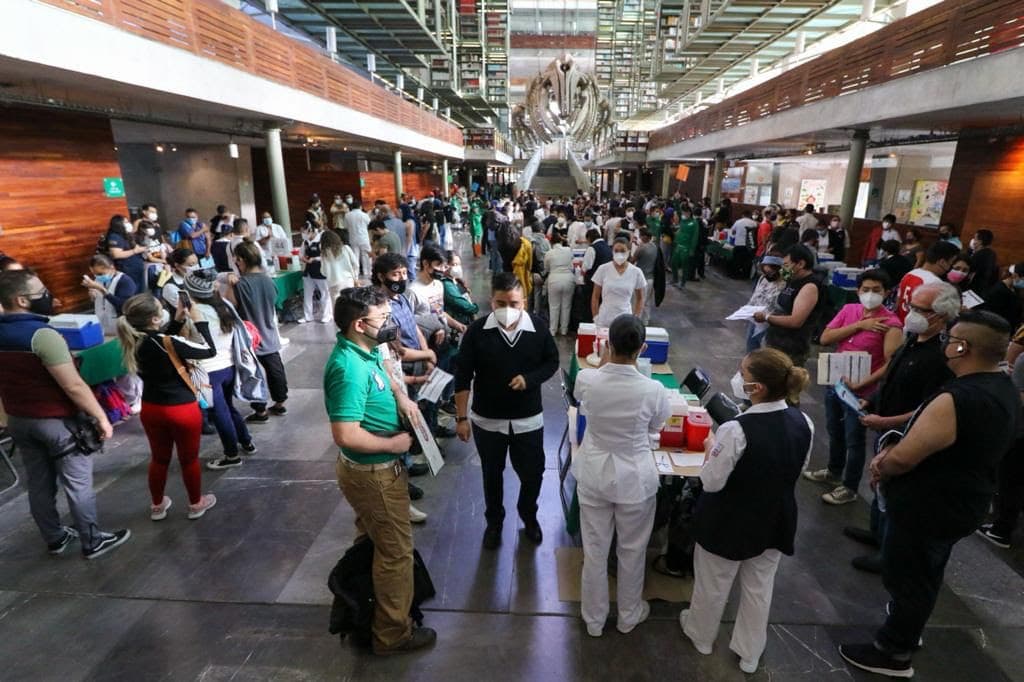 filas en la vacunación de 18 a 29