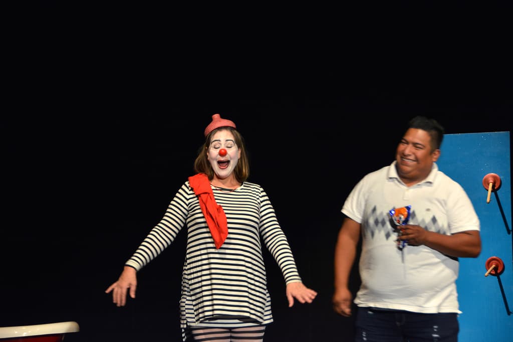 Pimpolina Clown dando show, acompañada de alguien del público.