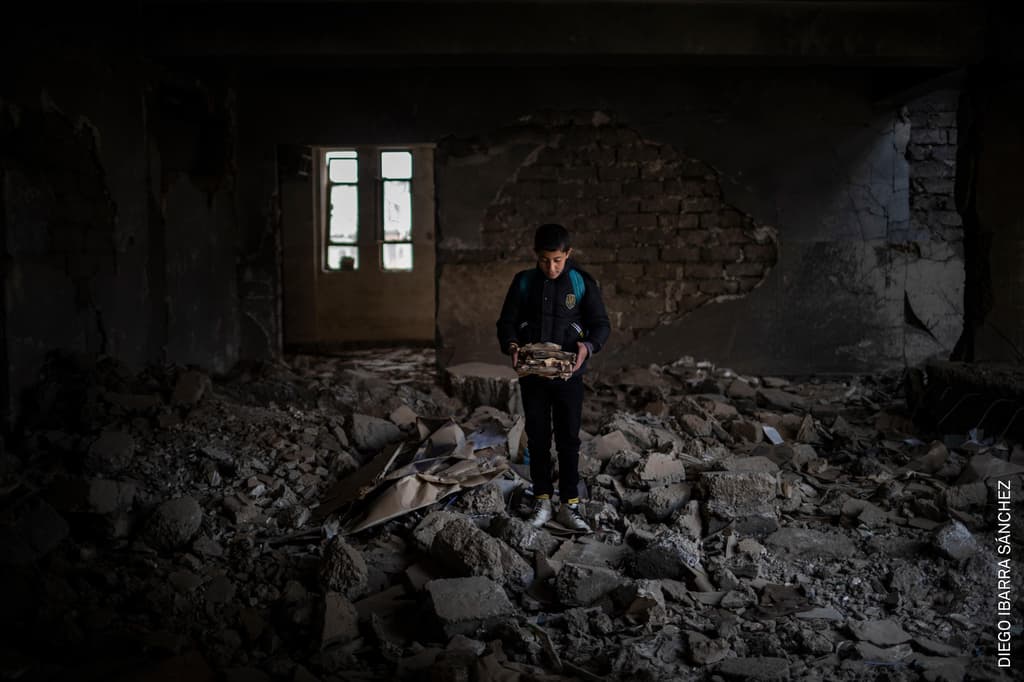 Yousef, de 12 años, sueña con convertirse en policía. Su escuela resultó gravemente dañada durante la batalla de Mosul, uno de los conflictos más devastadores que ha enfrentado Irak en las últimas décadas. Foto: Diego Ibarra Sánchez / World Press Photo.